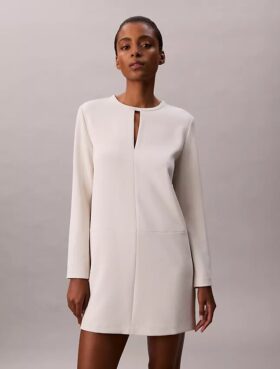 Vestido mini entallado de crepé