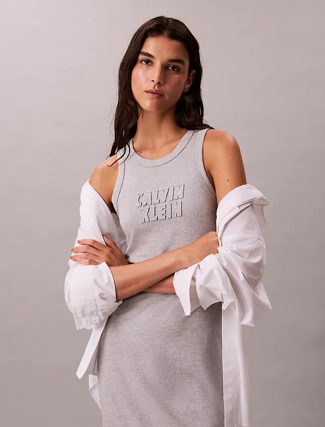 Vestido sin mangas midi con logotipo de Calvin Klein Vestido sin mangas midi con logotipo de Calvin Klein